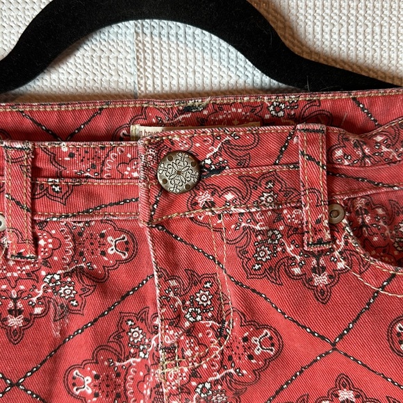 NO BOUNDARIES Red Handkerchief Bandanna Print Denim Lace Boho Jean Shorts Size 7 - Picture 3 of 7